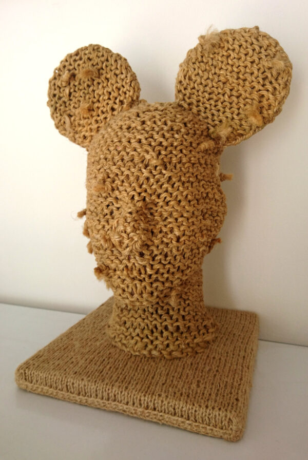 Sustainable Mouse, sculpture made of reused rope, head by contemporary artist Nanon Morsink.