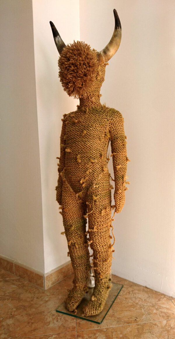 Fighting the World, sculpture made of reused rope, horns, doll by contemporary artist Nanon Morsink