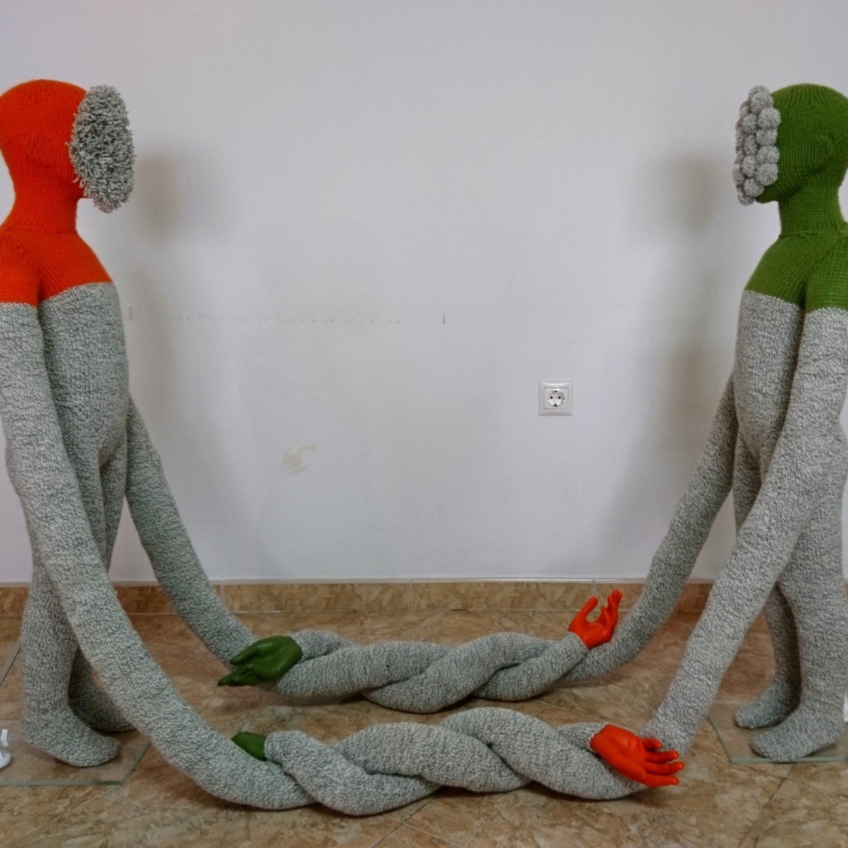 El Toque / The Touch, Version II, sculpture made of wool, dolls by contemporary artist Nanon Morsink