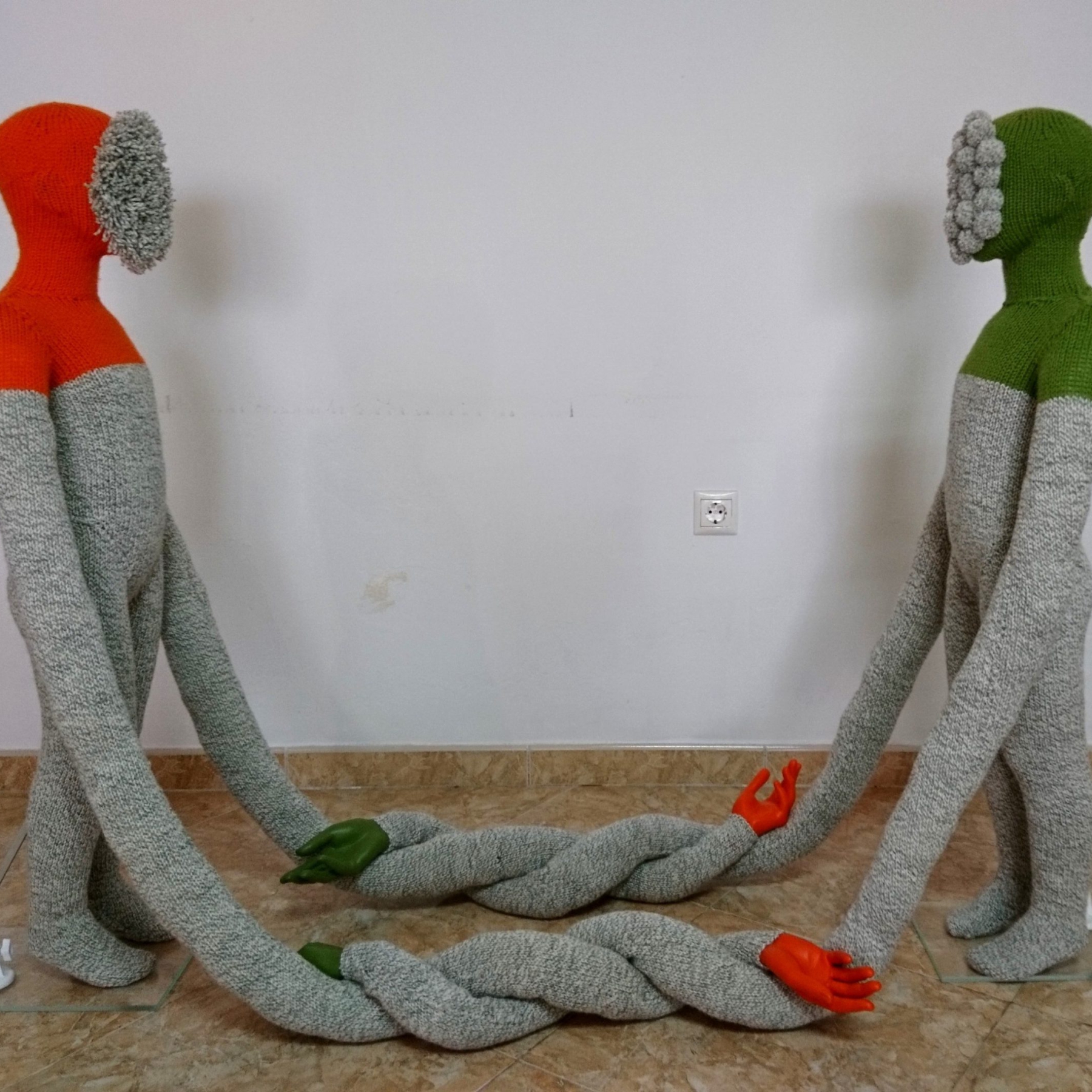 El Toque / The Touch, Version II, sculpture made of wool, dolls by contemporary artist Nanon Morsink