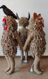 Installation titled Las tres virtudes de un artista: La Inocencia, La Persistencia, La Resistencia by contemporary artist Nanon Morsink, composed of rope, wool, horns, can tabs, and dolls.