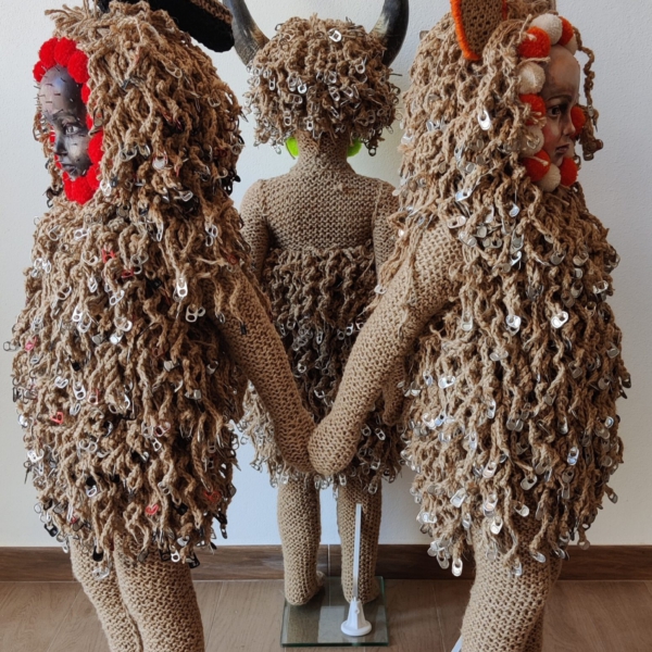 Installation titled Las tres virtudes de un artista: La Inocencia, La Persistencia, La Resistencia by contemporary artist Nanon Morsink, composed of rope, wool, horns, can tabs, and dolls.
