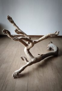 Contemporary textile sculpture with branch, rope and hands – “Nur wer die Sehnsucht kennt” by artist Nanon Morsink