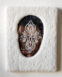 “Snow White” by Nanon Morsink – contemporary textile and fiber art featuring acrylic paint, tufted wool, and embroidery on canvas. Modern mixed media artwork, 40 x 50 cm, 2025.